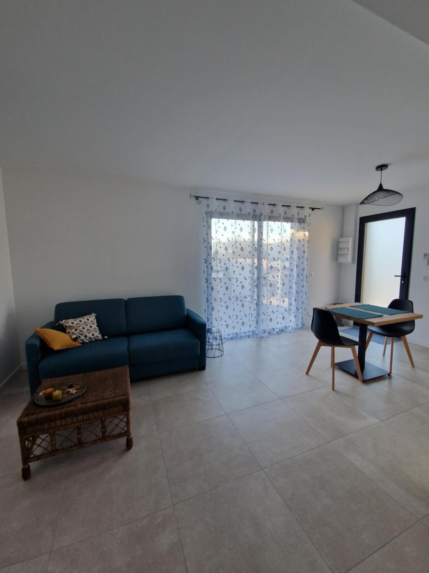 Apartment Terre De Crussol - 3 Etoiles En Ardeche, Avec Piscine Et Clim, 2-4 Personnes *