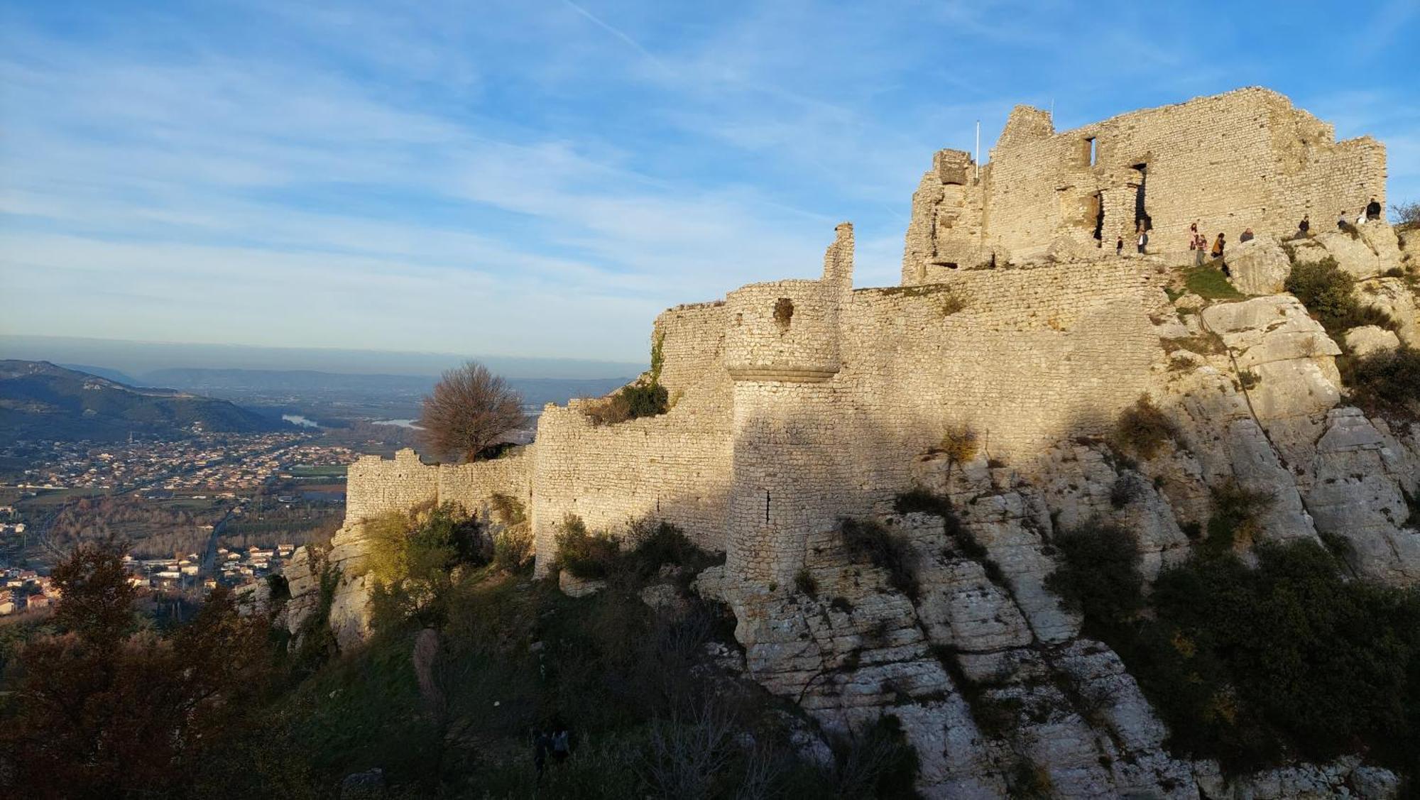 Apartment Terre De Crussol - 3 Etoiles En Ardeche, Avec Piscine Et Clim, 2-4 Personnes