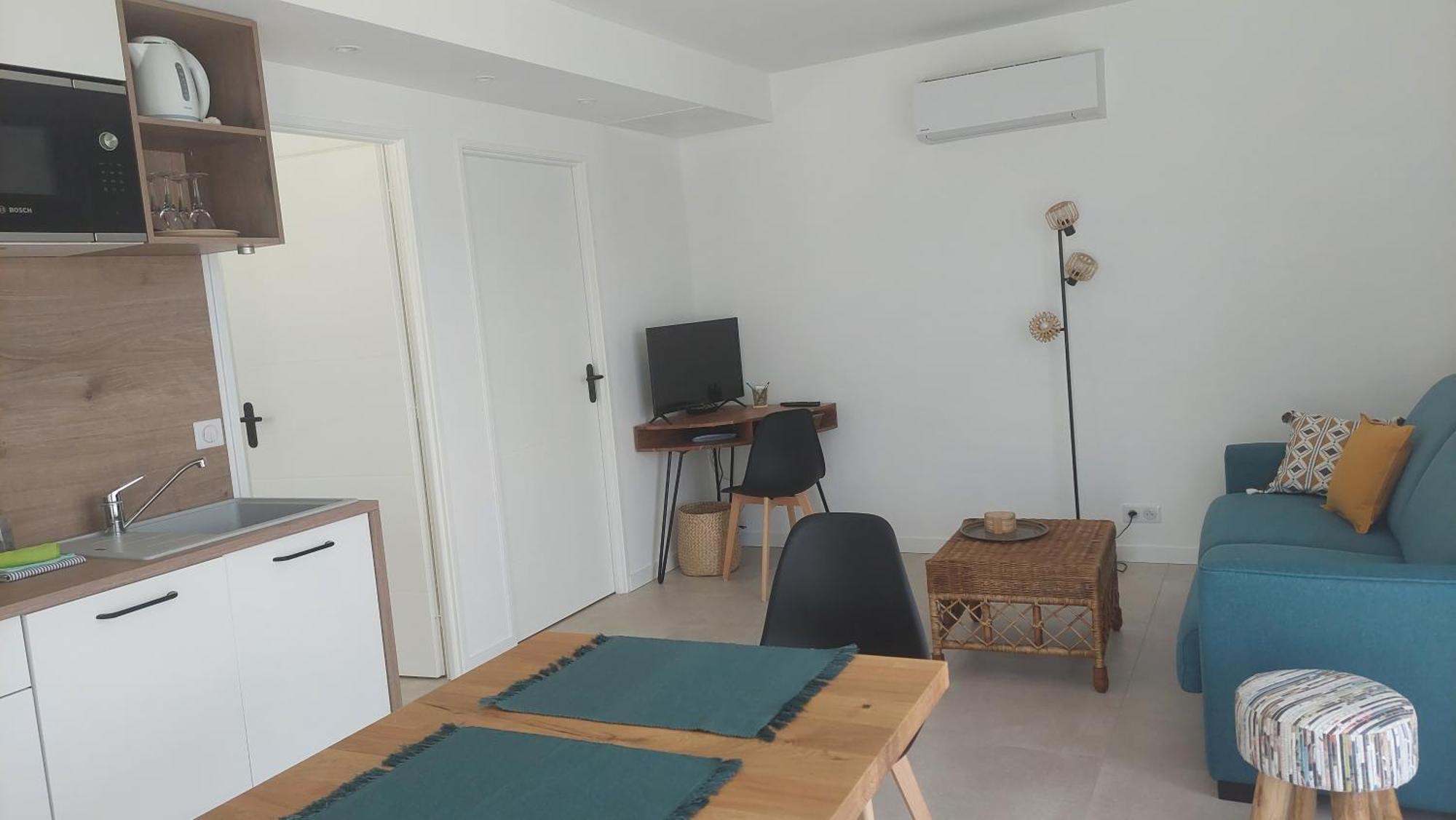 Apartment Terre De Crussol - 3 Etoiles En Ardeche, Avec Piscine Et Clim, 2-4 Personnes